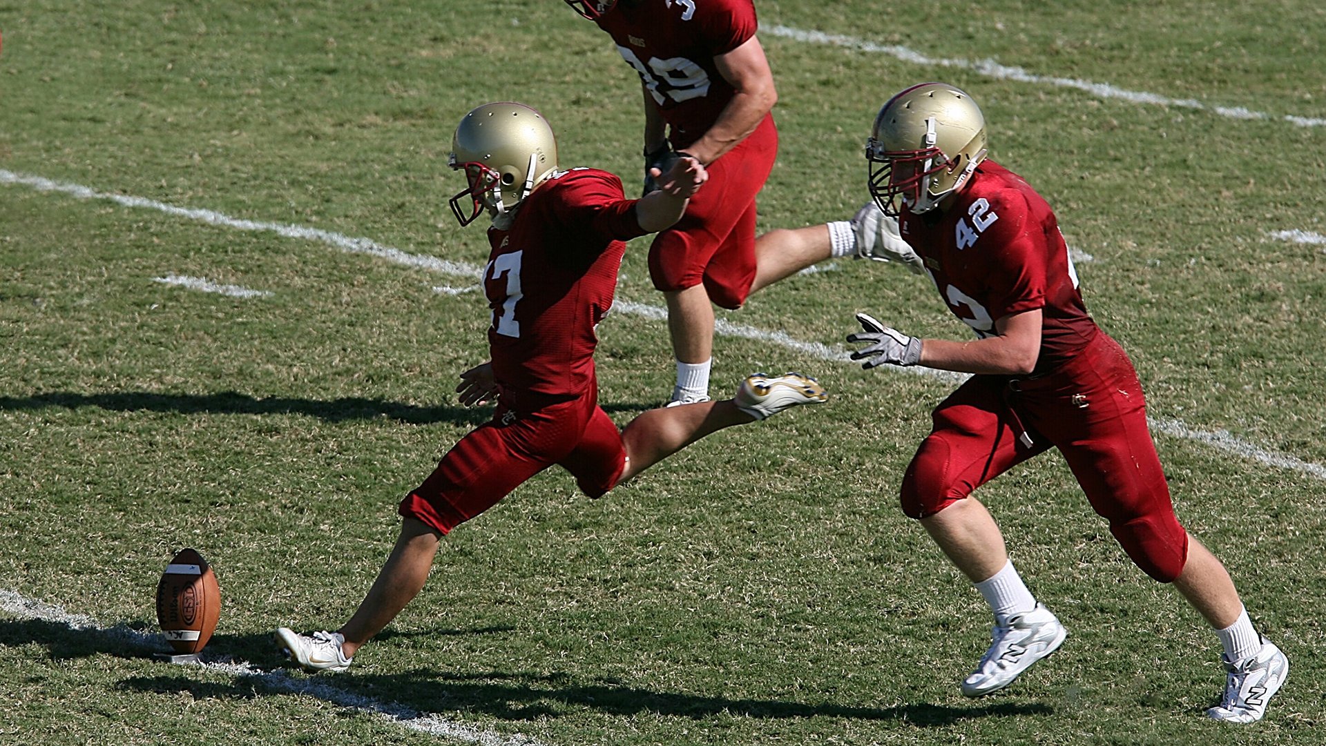 “华金·托比利亚的传球精准度与反应速度,帮助美洲狮队形成强大防线”