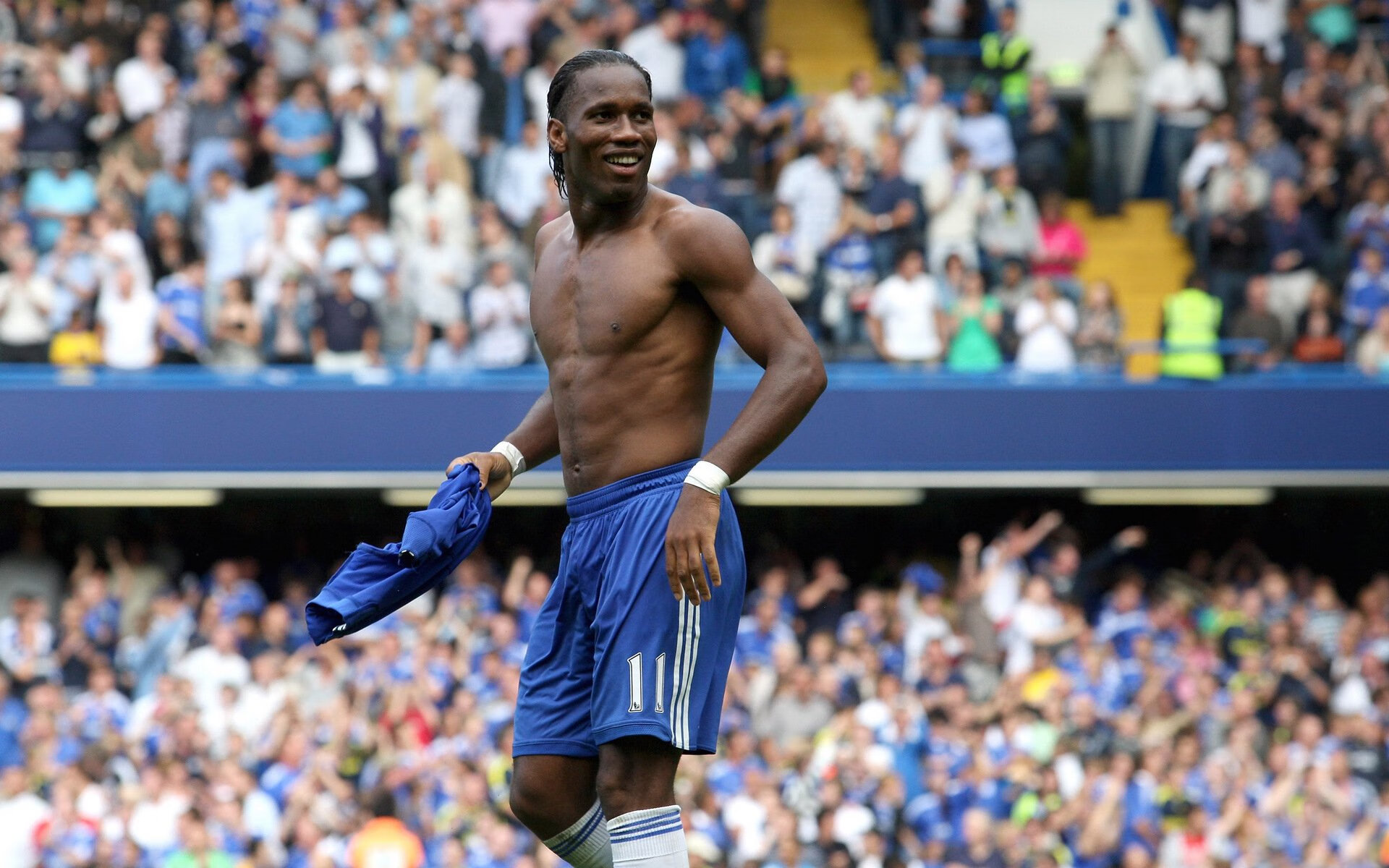 基:全黑队防守端的“专职拦截员”,他总能在最需要的时刻做出关键动作